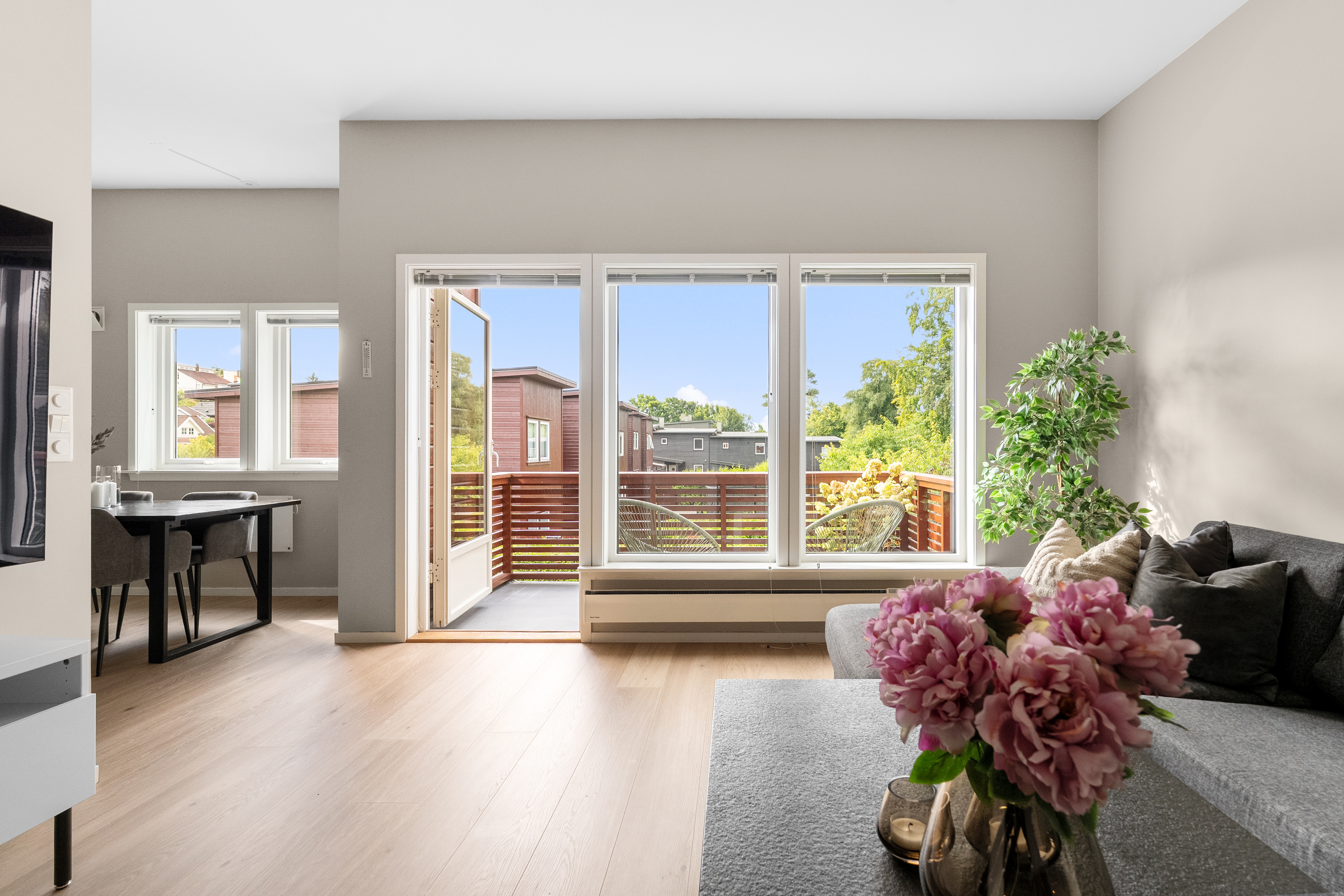 604843064431054