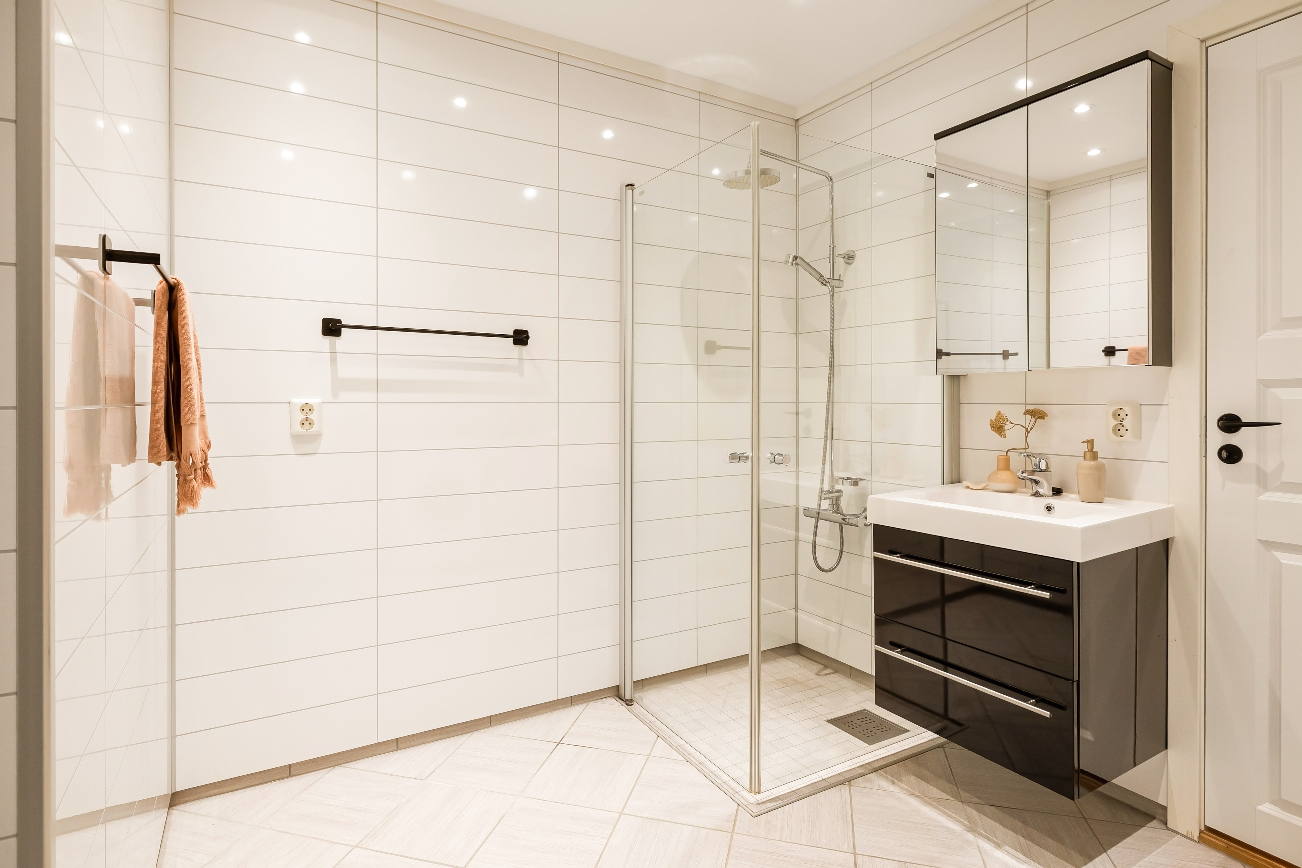 615838180708046